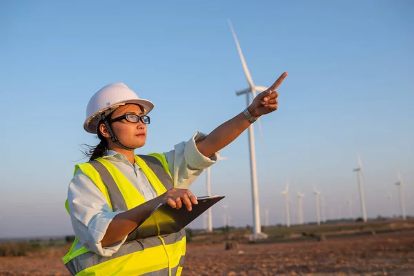 Ingenieurinnen Arbeiten Und Halten Den Bericht Windkraftpark Power Generator Station — Stockfoto