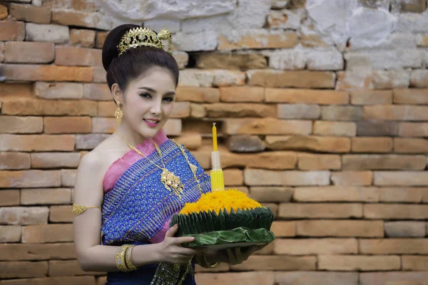 Portret Pięknej Azjatyckiej Kobiety Tajskiej Sukience Tradycyjne Modlitwy Hold Kratong — Zdjęcie stockowe