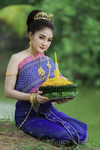 Retrato Hermosa Mujer Asiática Vestido Tailandés Tradicional Celebración Oración Kratong — Foto de Stock