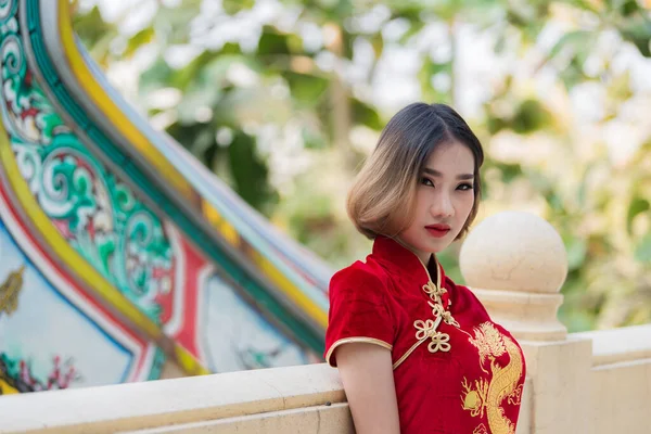 Retrato Hermosa Mujer Asiática Vestido Cheongsam Concepto Feliz Año Nuevo —  Fotos de Stock