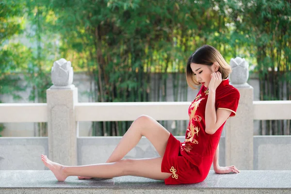 Portret Pięknej Azjatyckiej Kobiety Sukience Cheongsam Happy Chinese Koncepcja Nowego — Zdjęcie stockowe