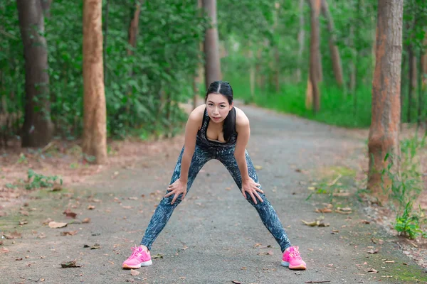 Azji Sportowe Kobieta Rozciąganie Ciało Parku — Zdjęcie stockowe