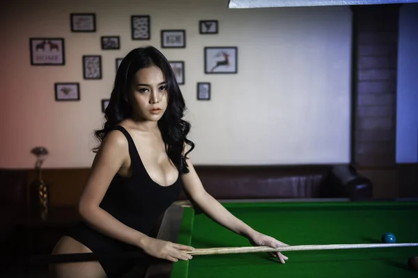 Portrét Asijské Sexy Žena Nosit Černý Jeden Kus Snooker Klubu — Stock fotografie