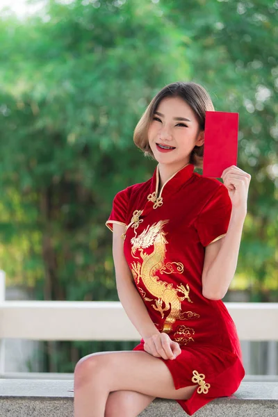 Портрет Красивої Азіатки Чонссам Сукні Щасливого Китайського Нового Року Концепції — стокове фото