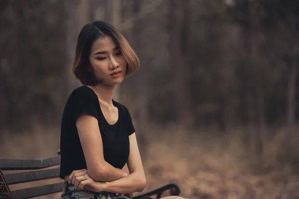 Asiatisch Schön Mädchen Fühlen Sich Allein Wald Traurig Frau Konzept — Stockfoto