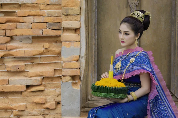 Portrét Krásné Asijské Ženy Thajských Šatech Tradiční Modlitební Hold Kratong — Stock fotografie