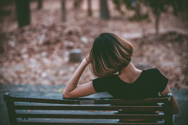 亚洲漂亮女孩在森林里感到孤独 伤心女人的概念 — 图库照片