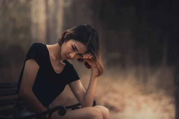 Asiatisch Schön Mädchen Fühlen Sich Allein Wald Traurig Frau Konzept — Stockfoto