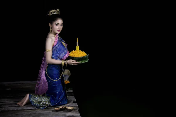 Retrato Hermosa Mujer Asiática Vestido Tailandés Tradicional Celebración Oración Kratong — Foto de Stock