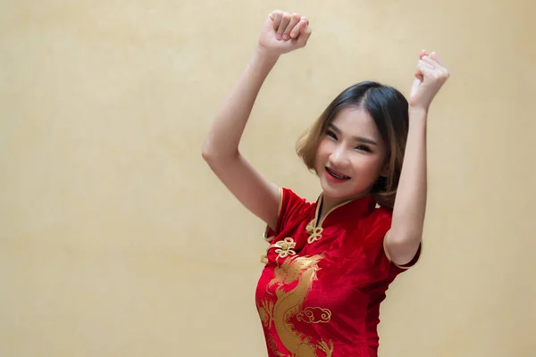 清サムのドレスの肖像画の美しいアジアの女性 幸せな中国の新年のコンセプト — ストック写真