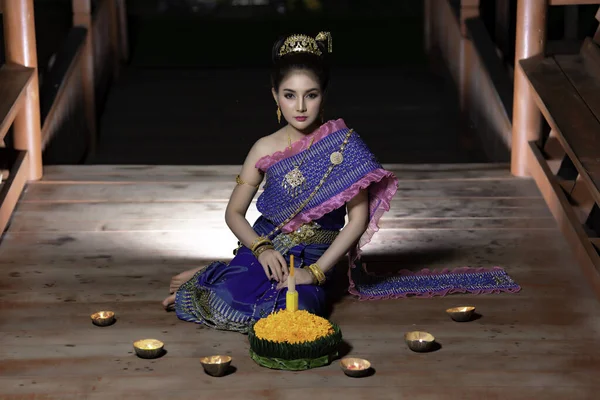 Retrato Bela Mulher Asiática Vestido Tailandês Tradicional Oração Segurar Kratong — Fotografia de Stock