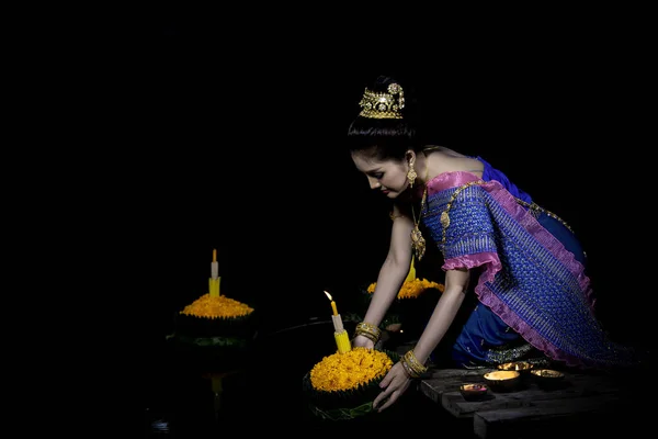 Portret Pięknej Azjatyckiej Kobiety Tajskiej Sukience Tradycyjne Modlitwy Hold Kratong — Zdjęcie stockowe