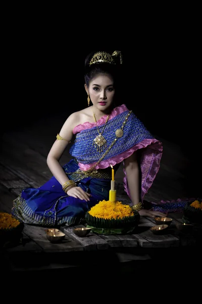 Retrato Hermosa Mujer Asiática Vestido Tailandés Tradicional Celebración Oración Kratong — Foto de Stock