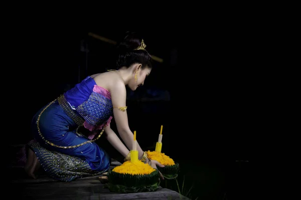 Porträtt Vacker Asiatisk Kvinna Thailändsk Klänning Traditionell Håll Kratong För — Stockfoto