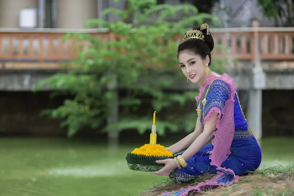 Retrato Bela Mulher Asiática Vestido Tailandês Tradicional Oração Segurar Kratong — Fotografia de Stock