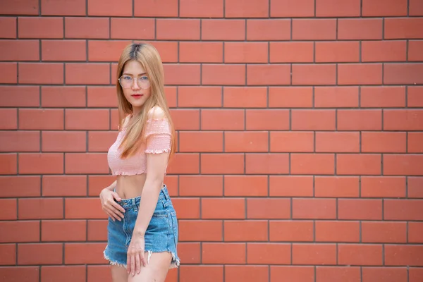 Retrato Bela Menina Asiática Chique Desgaste Vestido Preto Pose Para — Fotografia de Stock