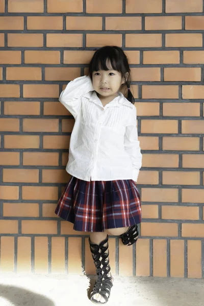 Porträt Eines Kleinen Mädchens Posiert Für Ein Foto Auf Ziegelmauer — Stockfoto