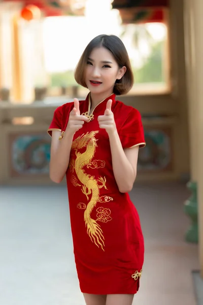 清サムのドレスの肖像画の美しいアジアの女性 幸せな中国の新年のコンセプト — ストック写真