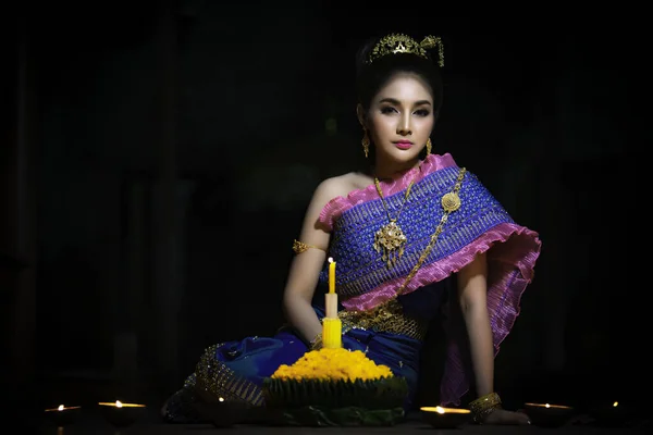 Retrato Hermosa Mujer Asiática Vestido Tailandés Tradicional Celebración Oración Kratong —  Fotos de Stock