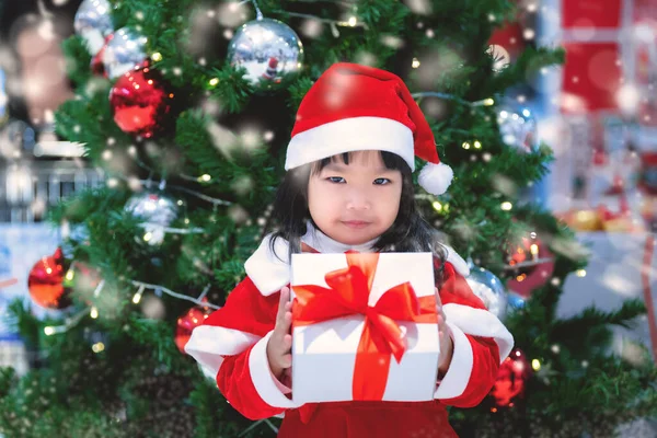 Portré Aranyos Ázsiai Kislány Visel Mikulás Ruha Boldog Közel Karácsonyfa — Stock Fotó