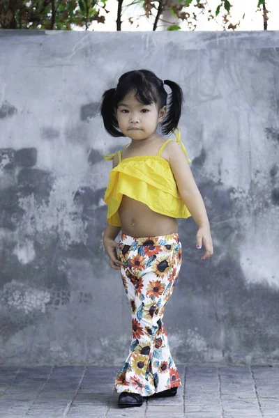 Fotoğraf Çektirmek Için Asyalı Kız Portresi Moda Çocukları Konsepti — Stok fotoğraf