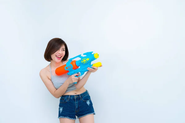 Mulher Sexy Asiática Com Água Arma Mão Sobre Fundo Branco — Fotografia de Stock