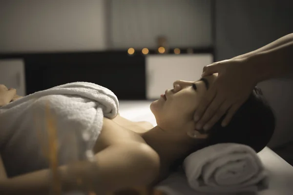 Aziaten Mooie Vrouw Ontspannen Tijdens Massage Spa — Stockfoto