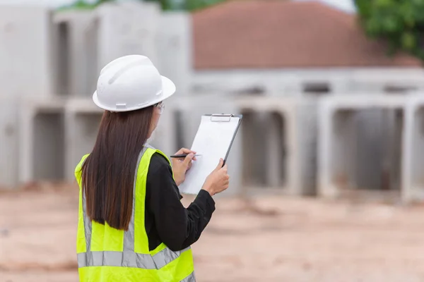 Asiatischer Ingenieur Auf Der Baustelle Eines Großen Bauprojekts — Stockfoto