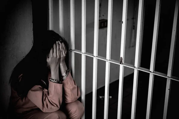 Handen Van Vrouwen Wanhopig Zoek Naar Ijzeren Gevangenis Gevangene Concept — Stockfoto