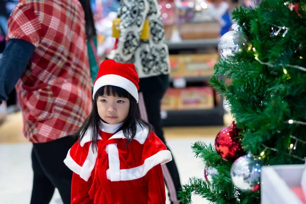 Portret Van Schattig Aziatisch Klein Meisje Dragen Kerstman Jurk Gelukkig — Stockfoto