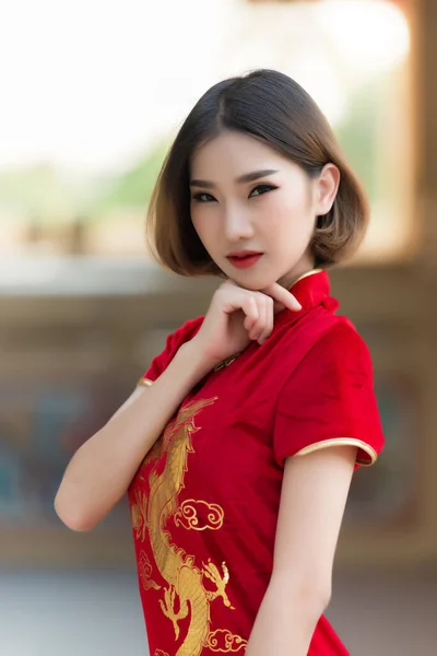 Portret Pięknej Azjatyckiej Kobiety Sukience Cheongsam Happy Chinese Koncepcja Nowego — Zdjęcie stockowe