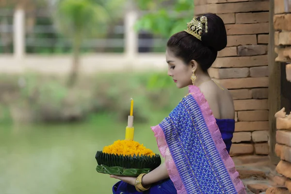 Portrét Krásné Asijské Ženy Thajských Šatech Tradiční Modlitební Hold Kratong — Stock fotografie