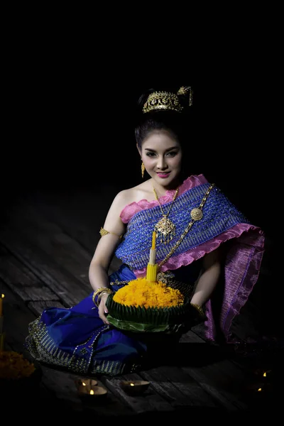 Retrato Hermosa Mujer Asiática Vestido Tailandés Tradicional Celebración Oración Kratong — Foto de Stock