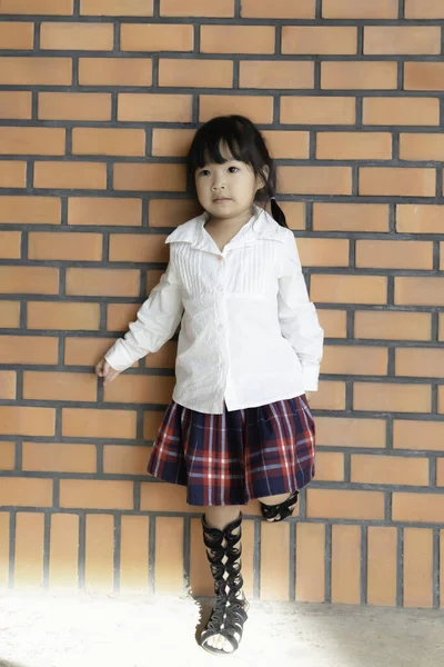 Porträt Eines Kleinen Mädchens Posiert Für Ein Foto Auf Ziegelmauer — Stockfoto