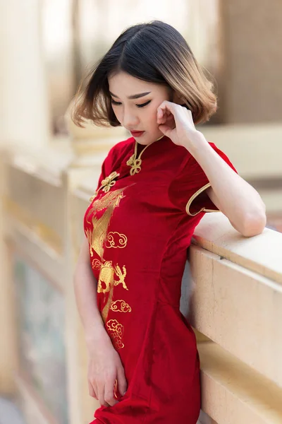 Portret Pięknej Azjatyckiej Kobiety Sukience Cheongsam Happy Chinese Koncepcja Nowego — Zdjęcie stockowe