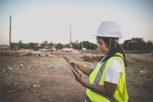 Asiatischer Ingenieur Auf Der Baustelle Eines Großen Bauprojekts — Stockfoto