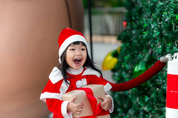 Portret Van Schattig Aziatisch Klein Meisje Dragen Kerstman Jurk Gelukkig — Stockfoto