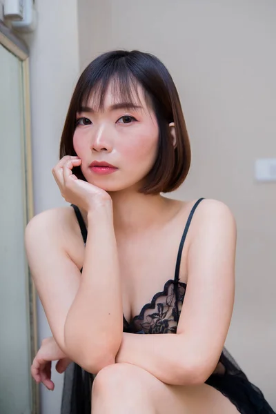 寝室で美しいアジアのセクシーな女性の肖像 タイの人々 写真を撮るためのポーズ ブラックシースルーシャツ — ストック写真