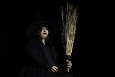 Siyah arka planda cadı kostümü giyen güzel Asyalı kadın portresi
