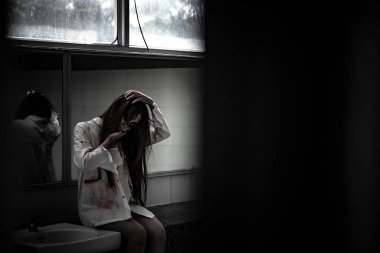 Asyalı kadın portresi kanla, korku sahnesiyle, korkunç geçmişiyle, Cadılar Bayramı posteriyle, Taylandlı insanlarla dolu.