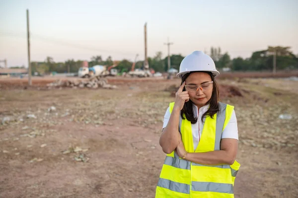 Asiatischer Ingenieur Der Auf Der Baustelle Eines Großen Bauprojekts Arbeitet — Stockfoto