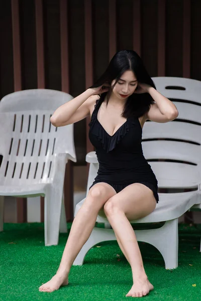 亚洲性感女子在游泳池的肖像 泰国女子体形苗条 健康女性观念 时尚比基尼夏季 — 图库照片