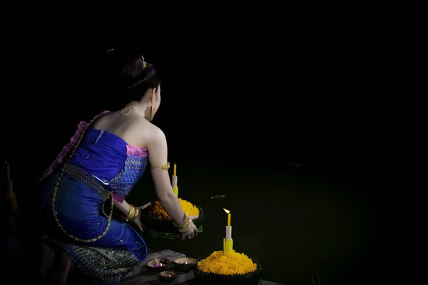 Retrato Hermosa Mujer Asiática Vestido Tailandés Tradicional Rezando Celebrar Kratong — Foto de Stock