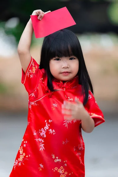 Πορτρέτο Όμορφο Ασιατικό Κοριτσάκι Cheongsam Φόρεμα Ευτυχισμένο Κινεζικό Νέο Έτος — Φωτογραφία Αρχείου