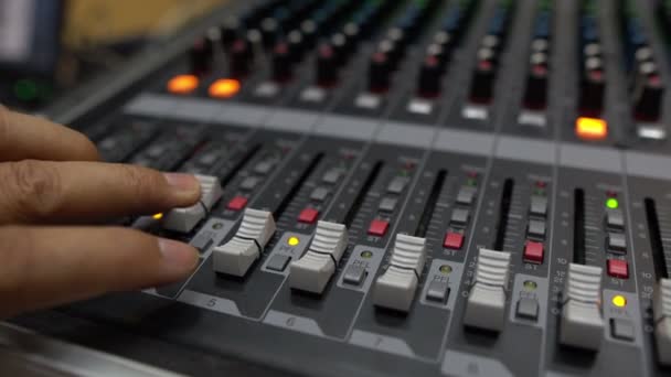 Nahaufnahme Einer Männlichen Hand Bei Der Arbeit Mischpult Musikstudio — Stockvideo