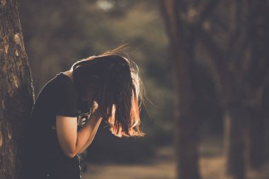 Asyalı güzel kız ormanda kendini yalnız hissediyor, üzgün kadın konsepti.