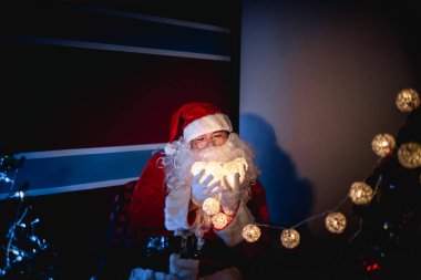 Noel Baba 'nın portresi evde Noel ağacı süslüyor.