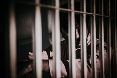 Demir hapishaneyi yakalamak için çırpınan adamın elleri. Mahkum konsepti.