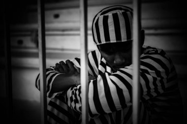 Demir hapishaneyi yakalamak için çırpınan bir adamın portresi, esir konsepti.