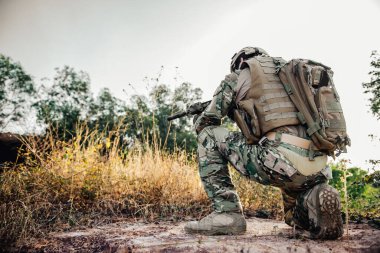 Asker seçici bir şekilde düşmana silah doğrulttu.